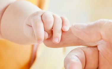 El bebé fue llevado al hospital con dificultades respiratorias, pero los médicos confían en que se recuperará completamente, según la cadena. Pixabay