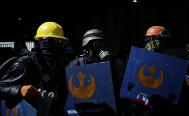 Manifestantes se pusieron sus máscaras para contrarrestar la acción de los gases lacrimógenos durante las marchas de ayer convocadas por el Comité del Paro Nacional. Colprensa