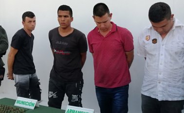 De izquierda a derecha: Marranero y su escolta Leonar Alfredo Colmenares y los dos taxistas que tendrán que explicar a las autoridades por qué transportaban a estos presuntos delincuentes. Laura Serrano/La Opinión