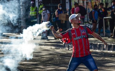 Los hinchas de Colo Colo (foto) y Universidad de Chile, acérrimos rivales deportivos, ondearon sus banderas juntos en las manifestaciones y protestas sociales que se tomaron el país austral desde el 18 de octubre. AFP