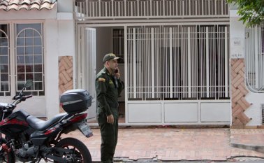 Yohana Carolina Camargo Zapata fue atacada a la entrada de esta casa. Allí, quedó el ramo tirado en el piso.
 Alfredo Estévez