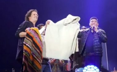 El video fue compartido por Claudia Elena Vásquez, esposa del cantante. Están ambos abrazados, luciendo el cantante una ruana de Boyacá. @JohnNavarreteS