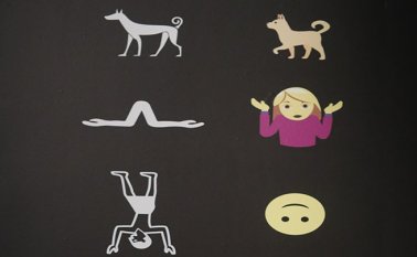 Toda la idea de la exposición, que presenta objetos antiguos adornados con jeroglíficos explicando su sentido y poniendo en paralelo emojis que se parecen a ellos, es demostrar que el hombre utiliza la escritura ideográfica porque transporta con más fuerza una idea. AFP