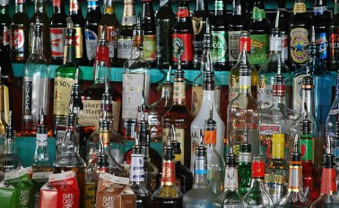 El Ministerio de Salud emitió doce recomendaciones para que los ciudadanos puedan protegerse de intoxicaciones por el consumo de licor adulterado durante estas fiestas decembrinas. Pixebay reference