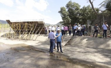 El gobernador Balaguera precisó que se desarrollan obras de pavimentación integral con muros de contención, construcción de alcantarillas, estabilización de taludes y estructura de asfalto.
Cortesía