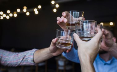 No comprar alcohol en ventas ambulantes y verificar el rótulo de la botella son algunos consejos. Freepik.es