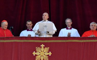En su tradicional mensaje de Navidad en la plaza San Pedro del Vaticano, el papa exhortó a la comunidad internacional a "garantizar la seguridad en Oriente Medio, particularmente en Siria". AFP
