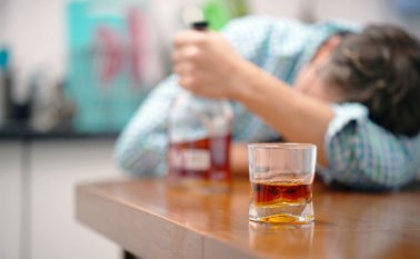 Uno de los síntomas más comunes de la resaca es el dolor de cabeza. Freepik.es