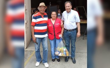 Cicerón Flórez Moya, una feliz ganadora y José Eustorgio Colmenares, gerente de La Opinión.
Juan Pablo Cohen