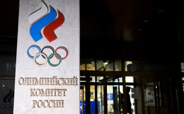 Las sanciones establecen que solo deportistas rusos escogidos podrán participar en competiciones, pero bajo bandera neutra y sin que suene el himno nacional.
 AFP