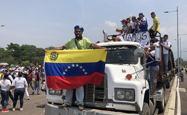 Venezolanos acompañan las ayudas humanitarias. Archivo La Opinión