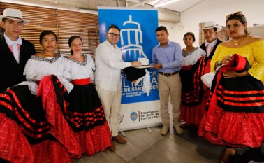 El secretario de Cultura, César Ricardo Rojas Ramírez, durante una de las entregas de dotación a las escuelas de formación. En los óvalos, capacitación en lutería, bibliotecas estacionarias y retablo de la catedral de Ocaña. Cortesía