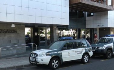 En el curso de la investigación, la Guardia Civil además comprobó que esta persona se había examinado a finales del pasado mes de septiembre en la Jefatura Local de Tráfico de Lanzarote, resultando apto en los exámenes teóricos para la obtención del permiso de conducción de la clase B. @almorei