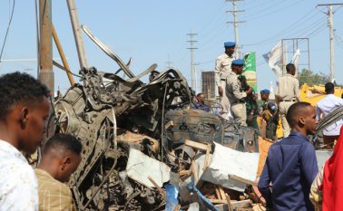 "El número de víctimas mortales que hemos podido confirmar hasta el momento es de 76. También hay 70 heridos. Pero el balance podría empeorar", dijo Abdukadir Abdirahman, director de un servicio privado de ambulancias. AFP