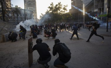 Las protestas sociales estallaron el 18 de octubre tras el alza de las tarifas del metro de Santiago que después derivaron en un extendido reclamo en favor de reformas sociales en uno de los países más desiguales de la región, con masivas protestas callejeras, ataques incendiarios y saqueos al comercio. AFP