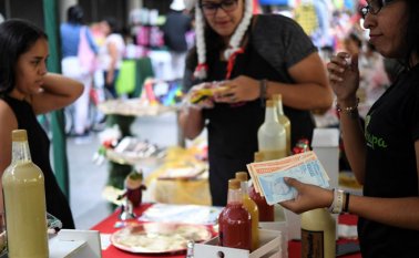 Los venezolanos optan por bebidas alcohólicas de bajo costo como la ‘guarapita’ y el ‘cocuy’, ante la situación económica y la megainflación que afecta el país vecino. AFP