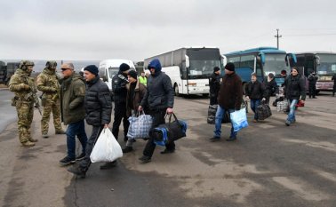 La operación para intercambiar los prisioneros comenzó en las inmediaciones del puesto de control de Maiorske, en la parte controlada por Kiev de la región de Donetsk. El procedimiento demoró cinco horas. AFP