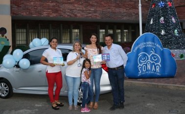 Ludy Molina, Pilar Serrano, Liseth Casas, José Albeiro Páez y la niña Anghelly Escalante. Alfredo Estévez/La Opinión