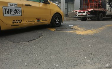 Así se ve uno de los hundimientos de la avenida 4 con calle 14.  Rayner Lizarazo