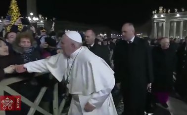 El incidente, cuyas imágenes han dado la vuelta al mundo, no sólo muestran al papa muy irritado sino que también han puesto en cuestión el esquema de seguridad para protegerlo. AFP