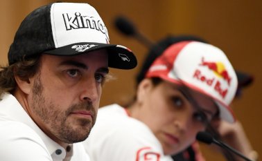 Fernando Alonso será piloto de uno de los 351 vehículos inscritos para la prueba que tiene un recorrido total de 7.500 kilómetros, compitiendo para Toyota y teniendo como copilo a su compatriota, Marc Coma. AFP