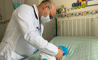 La Academia Americana de Pediatría afirma que el uso del chupo previene la muerte súbita del bebé mientras duerme. Paola Ríos