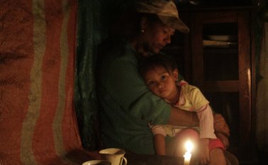 En sus 25 años todo ha sido a punta de vela, por eso sus noches empiezan a las 5:30 de la tarde. A Esa hora se acuesta a dormir con su mujer, su hija, su mamá, su papá y su hermano mayor, todos en una misma habitación de dos metros y medio de ancho por cuatro metros de largo, no solo porque no tienen un espacio más amplio; también para hacerle el quite al frío, que en Tapurcuá tiene temperaturas que llegan casi a los 5 o 6 grados centígrados. Schneyder Mendoza