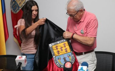 El alcalde de Cúcuta, Jairo Yáñez, dijo que la tenista María Camila Osorio es "el vivo ejemplo de nuestra mujer, y sobre todo imagen de los jóvenes en general". César Obando