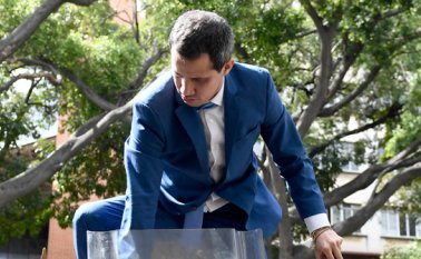 El Diputado Juan Guaidó intentó sin éxito saltar la reja para ingresar al Palacio Legislativo, ayer, hacia el mediodía, donde se autoproclamó presidente de la Asamblea Nacional de Venezuela, el chavista Luis Parra. Sin embargo, horas más tarde Guaidó fue reelegido en una sesión en el periódico El Nacional. AFP