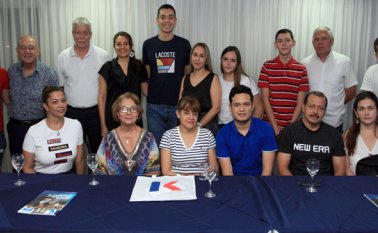 Carlos Chacón, Ismael Camargo, Alberto Lobo, Lady Crespo, Felipe Lobo, Paula Calvo, Valentina Estupiñán, Felipe Estupiñán, Pablo Estupiñán y Andrés Contreras. Sentados: Claudia Montañez, Ruvi Camargo (directora Kaplan Internacional) Yaneth Parada, Andrés Contreras, Manuel Gil y Patricia Sierra. Mario Caicedo