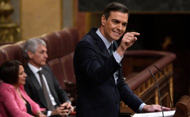 Sánchez liderará un gobierno de coalición entre socialistas (120 diputados) y Podemos (35), con un programa social, ecologista y feminista. AFP