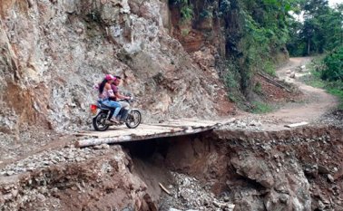 Las condiciones de las vías terciarias en el departamento son críticas. Con las lluvias las rústicas carreteras colapsan y las comunidades quedan incomunicadas. Cortesía
