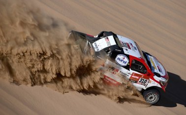 El español Fernando Alonso perdió una rueda y más de dos horas en segunda etapa del Dakar-2020. AFP