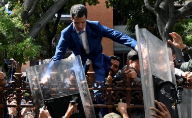 El líder opositor intentó entrar a la Asamblea Nacional en medio de obstáculos formados por los cuerpos de seguridad. AFP