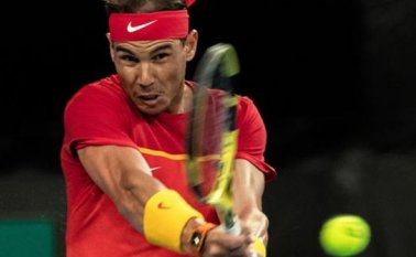 Nadal golpea la bola durante su partido ante Pablo Cuevas. AFP