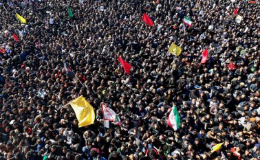 El centro de su ciudad natal era una marea de gente, similar a las que se vivieron el domingo y lunes en Teherán y otras ciudades donde los féretros del general y de sus compañeros de armas muertos con él recibieron un baño de masas. AFP