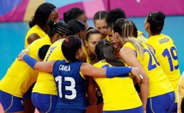 Sobre las 8:30 de la noche, con un escenario completamente lleno, la Selección Colombia de voleibol inició su camino en el sueño a Tokio 2020 de la mano del entrenador brasileño Antonio Rizola. Colprensa