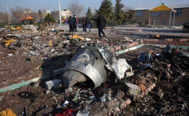 La televisión oficial iraní emitió imágenes del lugar del accidente en las que se ve a los socorristas de la Media Luna Roja iraní buscando en un terreno en el que hay restos materiales esparcidos. AFP