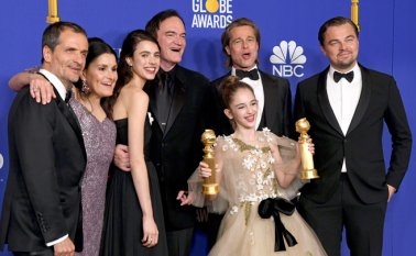 David Heyman, Shannon McIntosh, Margaret Qualley, Quentin Tarantino, Brad Pitt, Julia Butters y Leonardo DiCaprio posaron en el teatro Beverly Hilton después de ganar en la categoría Mejor película musical  con ‘Había una vez en Hollywood’.Tarantino ganó también Mejor guión. AFP