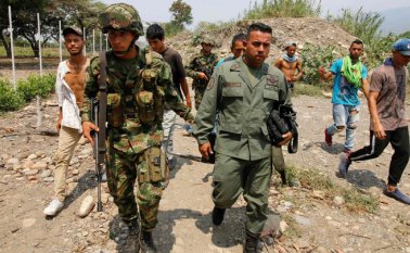 “En el caso de los oficiales, quien pida la baja, será acusado de traición a la patria, con una pena de 20 años”. Archivo La Opinión