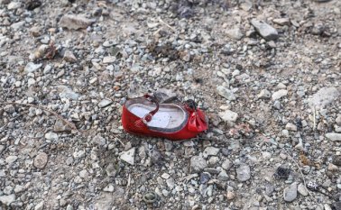 El zapato de una niña en la escena del accidente del avión ucraniano, que se estrelló poco después del despegue cerca del aeropuerto Imam Khomeini, en la capital iraní, Teherán. AFP