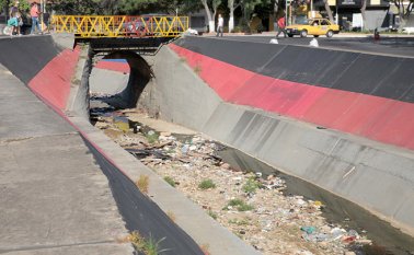 Ciudadanos inescrupulosos lo usan para arrojar desechos de construcción. Obando/La Opinión