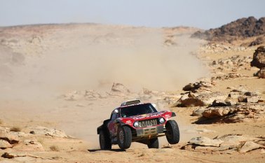 Carlos Sainz (Mini) se adjudicó la quinta etapa del Dakar-2020, disputada entre Al Ula y Hail, en Arabia Saudita. AFP