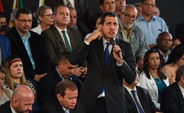 Con 100 votos de legisladores opositores, el dirigente fue reelegido el domingo jefe de la unicameral Asamblea Nacional, tras la autoproclamación del diputado rival Luis Parra como presidente de la Cámara con apoyo del oficialismo. AFP