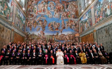 El papa Francisco con diplomáticos acreditados ante la Santa Sede al final del tradicional intercambio de saludos de Año Nuevo, en la Capilla Sixtina de el Vaticano. AFP