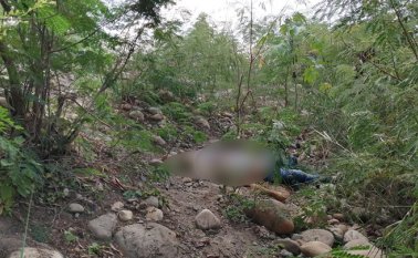 A las 7:00 de la mañana de ayer, en este punto de La Playita, en La Parada, fue hallado el occiso bocarriba. Laura Serrano