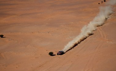 La octava etapa del rally consistirá en un recorrido de 716 km (477 de ellos de especial) alrededor de Wadi Al Dawasir, en Arabia Saudita. AFP