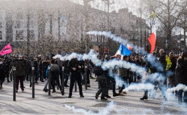 Los manifestantes en una protesta convocada por el movimiento antigubernamental 'Chalecos Amarillos' como parte de una huelga multisectorial a nivel nacional contra la reforma de las pensiones del gobierno francés, este sábado en Nantes. AFP
