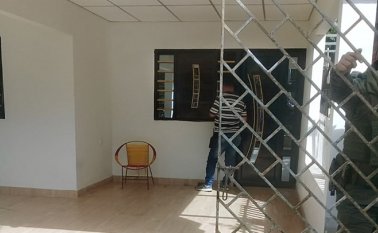 Por presuntamente abusar de una mujer, un hombre fue atacado a puñaladas por ella y otra persona, quienes se entregaron ante las autoridades.
Cortesía