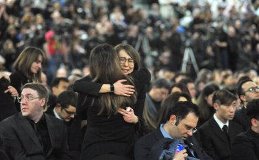 Escenas conmovedoras de dolor se han vivido en las últimas horas en Canadá, Ucrania, Irán y Reino Unido, en los funerales de las víctimas del avión ucraniano derribado por Irán.
AFP